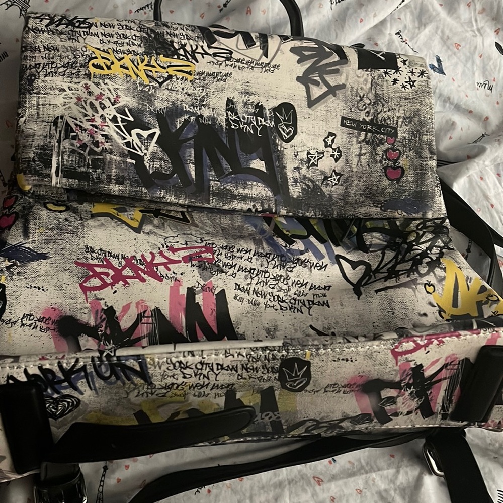 Adorable dkny backpack new condition ( very cute )